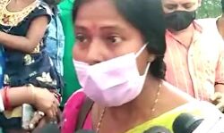 पूर्वमंत्री के ऊपर चप्पल फेंक बोली महिला-गंजे सिर पर लगती तो खुशी होती