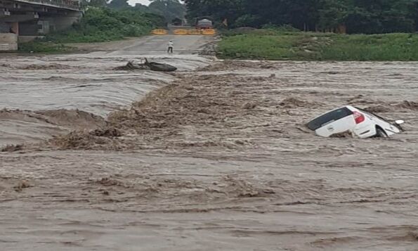तेज बहाव के साथ अचानक आए पानी के साथ नदी में बह गई कार
