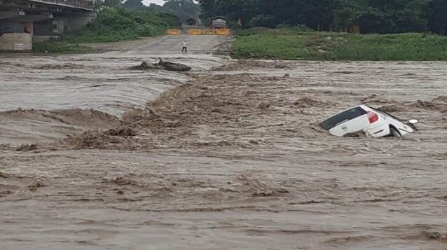 तेज बहाव के साथ अचानक आए पानी के साथ नदी में बह गई कार