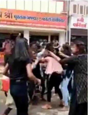 डीजे पर लड़कियों के बीच हुई जमकर ढिशुम ढिशुम- खींची चुटिया डीजे पर लड़कियों के बीच हुई जमकर ढिशुम ढिशुम- खींची चुटिया