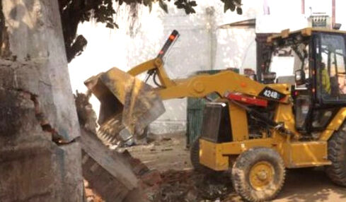 बुलडोजर ने मिट्टी में मिलाई दबंगई- तस्कर की करोड़ों की संपत्ति कुर्क