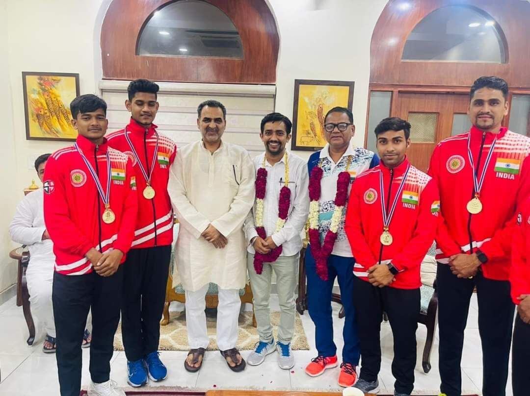 पदक जीतकर लाए खिलाड़ियों को केंद्रीय मंत्री ने सेल्यूट कर किया सम्मानित पदक जीतकर लाए खिलाड़ियों को केंद्रीय मंत्री ने सेल्यूट कर किया सम्मानित