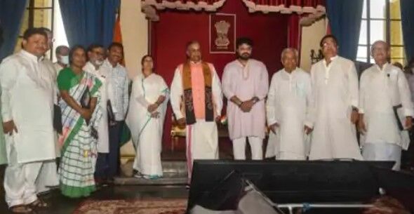 CM ने नाप दिए मंत्री-एक ही झटके में चली गई चार मंत्रियों की कुर्सी CM ने नाप दिए मंत्री-एक ही झटके में चली गई चार मंत्रियों की कुर्सी