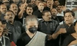 महंगाई पर कांग्रेस का हल्ला बोल-सांसदों पर पुलिस का डंडा तोड़ महंगाई पर कांग्रेस का हल्ला बोल-सांसदों पर पुलिस का डंडा तोड़