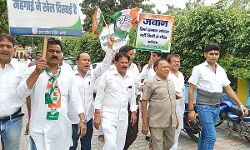 गांधी प्रतिमा पर महंगाई के खिलाफ हल्ला बोल रहे कांग्रेसी नजरबंद गांधी प्रतिमा पर महंगाई के खिलाफ हल्ला बोल रहे कांग्रेसी नजरबंद