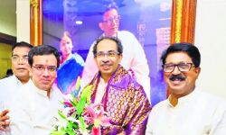 भाजपा को झटका देकर उद्धव ठाकरे ने जीती महाराष्ट्र में पहली लड़ाई