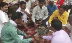 अपनी ही सरकार में सड़क पर भाजपा सभासद-किया बुद्धि शुद्धि यज्ञ अपनी ही सरकार में सड़क पर भाजपा सभासद-किया बुद्धि शुद्धि यज्ञ