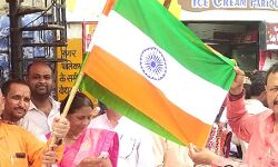 हर घर तिरंगा अभियान के उत्साह में BJP अध्यक्ष भूले ध्वज के कायदे कानून हर घर तिरंगा अभियान के उत्साह में BJP अध्यक्ष भूले ध्वज के कायदे कानून