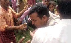 अपहरण के बाद किशोर की हत्या- भीड़ ने दौड़ा-दौड़ा कर पिटी पुलिस अपहरण के बाद किशोर की हत्या- भीड़ ने दौड़ा-दौड़ा कर पिटी पुलिस