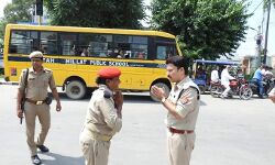 SSP ने महिला होमगार्ड को तपती गर्मी में मुस्तैदी से ड्यूटी करने पर दिया ईनाम SSP ने महिला होमगार्ड को तपती गर्मी में मुस्तैदी से ड्यूटी करने पर दिया ईनाम