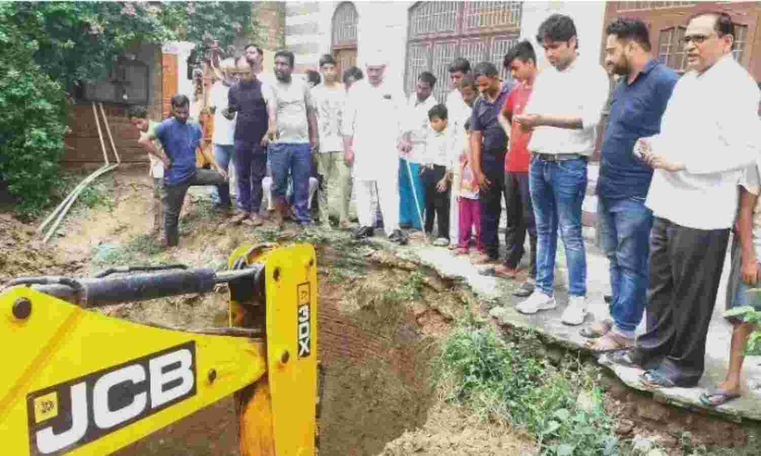 बाबा का बुलडोजर निकला ज्योतिषी-ढूंढ निकाला गायब हुआ प्राचीन कुआं बाबा का बुलडोजर निकला ज्योतिषी-ढूंढ निकाला गायब हुआ प्राचीन कुआं