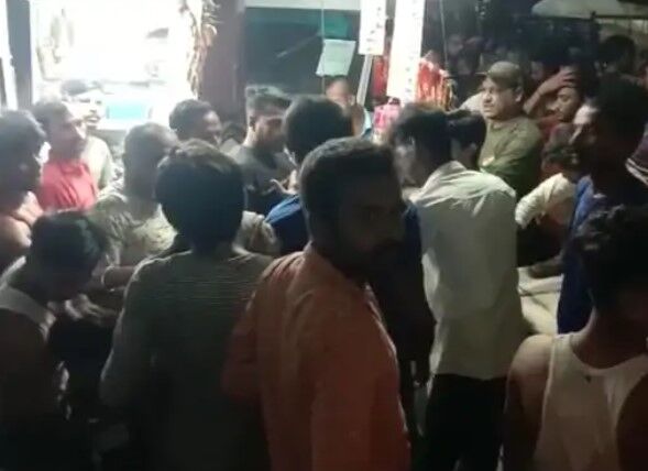 महुए की दारू ने दिखाया असर तो दुकान में घुस गई कार और मचा दिया.. महुए की दारू ने दिखाया असर तो दुकान में घुस गई कार और मचा दिया..