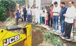 बाबा का बुलडोजर निकला ज्योतिषी-ढूंढ निकाला गायब हुआ प्राचीन कुआं