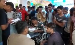 सेना भर्ती को लेकर छात्रों का कोतवाली में हंगामा- तीन हिरासत में सेना भर्ती को लेकर छात्रों का कोतवाली में हंगामा- तीन हिरासत में