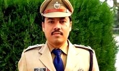 पुलिस की गोली का डर सताया तो गैंगस्टर ने थाने पहुंच किया सरेंडर बोला.. पुलिस की गोली का डर सताया तो गैंगस्टर ने थाने पहुंच किया सरेंडर बोला..