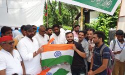 क्रांति दिवस पर सपा ने किया राष्ट्रीय ध्वज का निशुल्क वितरण