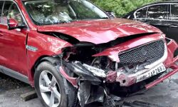 जगुआर चला रहे छात्र ने दो कारों में मारी टक्कर- महिला को कुचला जगुआर चला रहे छात्र ने दो कारों में मारी टक्कर- महिला को कुचला