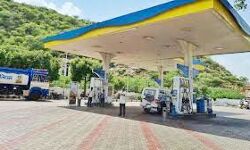 मिली राहत-सरकार हुई मेहरबान तो कम कर दिए पेट्रोल के इतने दाम मिली राहत-सरकार हुई मेहरबान तो कम कर दिए पेट्रोल के इतने दाम