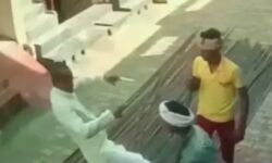 मजदूरों के ऊपर लातों की बौछार करने वाला लातबाज BJP नेता गिरफ्तार मजदूरों के ऊपर लातों की बौछार करने वाला लातबाज BJP नेता गिरफ्तार