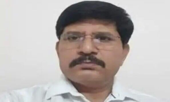 लापरवाह जिला विद्यालय निरीक्षक पर गिरी गाज-किया सस्पेंड