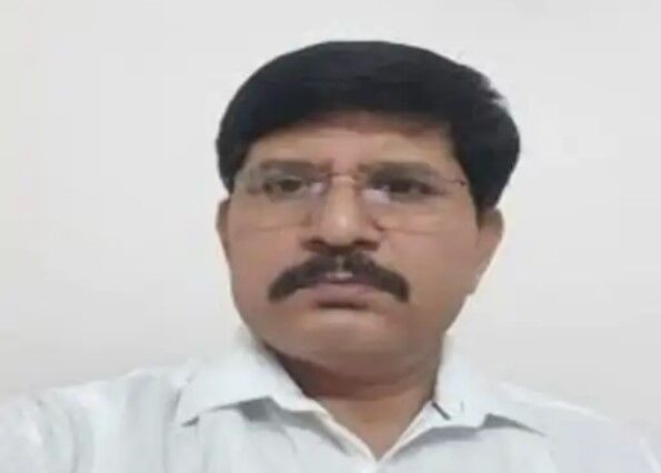 लापरवाह जिला विद्यालय निरीक्षक पर गिरी गाज-किया सस्पेंड