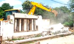 बाबा के बुलडोजर ने सपा नेता अखिलेश के दफ्तर को किया जमींदोज