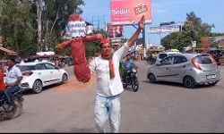 सपा नेता ने फूंका रामगोपाल यादव का पुतला- लगाये मुर्दाबाद के नारे