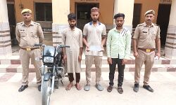 फर्जी नंबर प्लेट लगी बाइक के साथ तीन आरोपी दबोचें फर्जी नंबर प्लेट लगी बाइक के साथ तीन आरोपी दबोचें