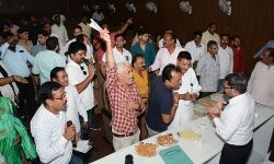 पार्षदों ने किया हंगामा- मिला तहबाजारी बंद कराने का आश्वासन