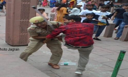 प्रेम की निशानी ताजमहल देखने पहुंचे पर्यटकों की पुलिस ने ली लाठियों से खबर