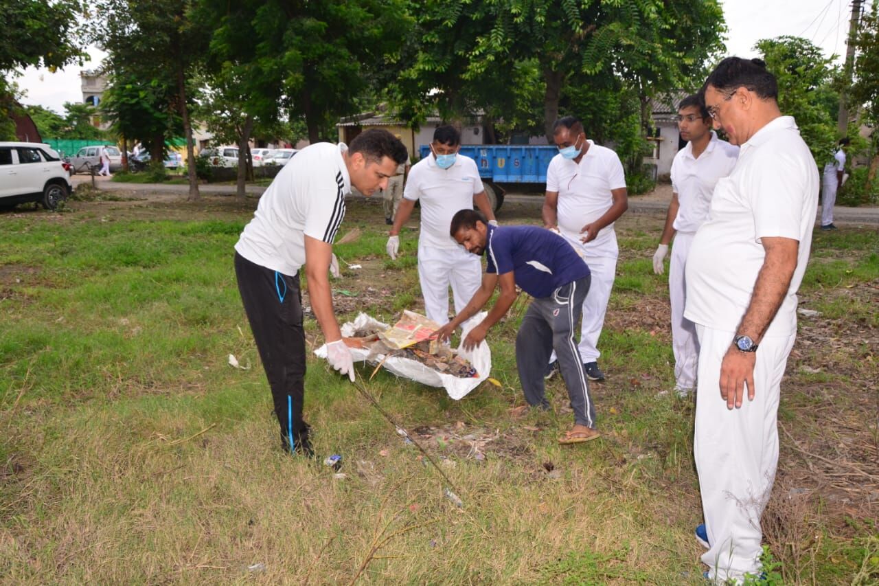 एसपी ने श्रमदान कर जनपदवासियों को दिया स्वच्छता का संदेश