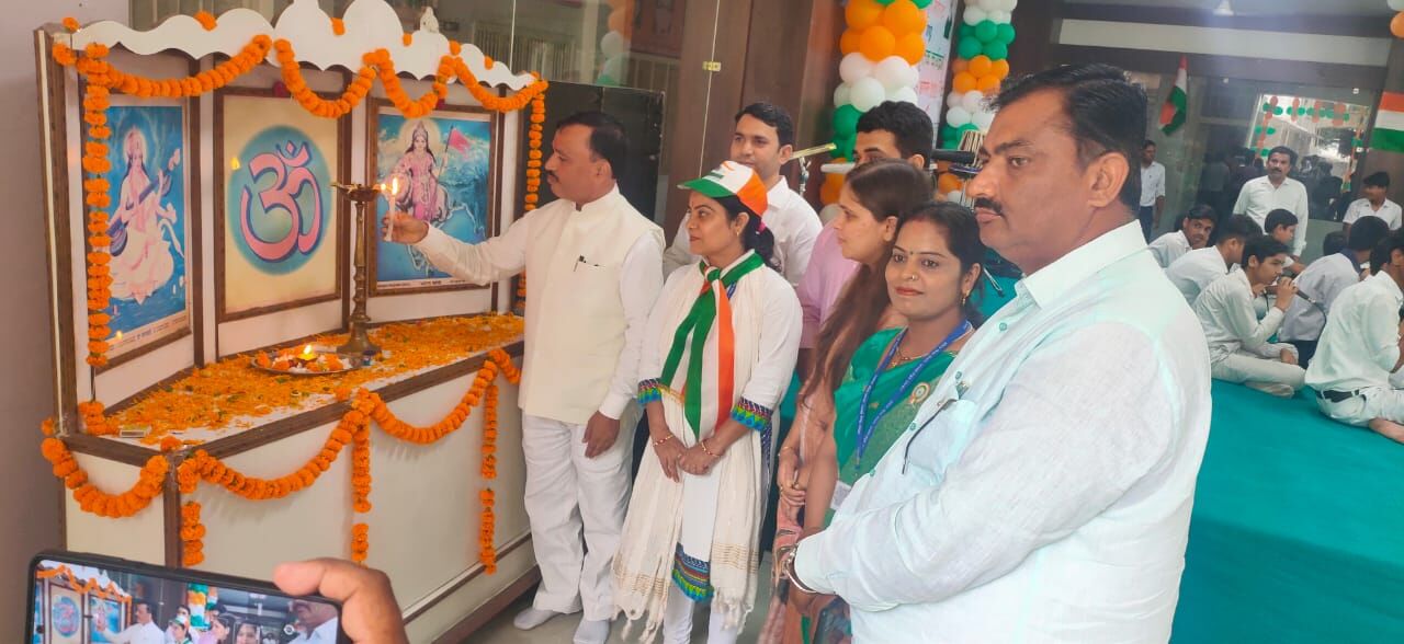 MLA और SDM ने द्वीप प्रज्वलन कर किया सांस्कृतिक कार्यक्रम का शुभारम्भ MLA और SDM ने द्वीप प्रज्वलन कर किया सांस्कृतिक कार्यक्रम का शुभारम्भ