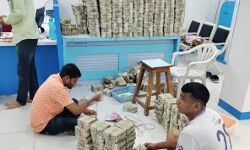 कारोबारी के घर छापा-मिला नोटों एवं सोने का जखीरा- इतने अफसरों ने खोजा