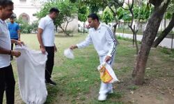 पुलिस दफ्तर की सफाई को मैदान में उतरे 2 आईपीएस ने ऐसे बहाया पसीना पुलिस दफ्तर की सफाई को मैदान में उतरे 2 आईपीएस ने ऐसे बहाया पसीना