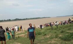 यमुना नदी में समाई नाव-महिलाओं समेत अनेक लाप-निकाले चार शव यमुना नदी में समाई नाव-महिलाओं समेत अनेक लाप-निकाले चार शव