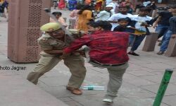 प्रेम की निशानी ताजमहल देखने पहुंचे पर्यटकों की पुलिस ने ली लाठियों से खबर