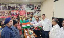 हर घर तिरंगा अभियान तहत औद्योगिक क्षेत्र में झंडा वितरण समारोह आयोजित हर घर तिरंगा अभियान तहत औद्योगिक क्षेत्र में झंडा वितरण समारोह आयोजित