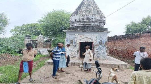 असामाजिक तत्वों की घिनौनी करतूत से गांव में रोष- मंदिर में मूर्ति तोड़ी