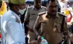 सड़क पर लगा था जाम- दरोगा जी लड़ा रहे थे गप्पे, एसपी ने किया ऐसा इलाज सड़क पर लगा था जाम- दरोगा जी लड़ा रहे थे गप्पे, एसपी ने किया ऐसा इलाज