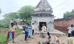 असामाजिक तत्वों की घिनौनी करतूत से गांव में रोष- मंदिर में मूर्ति तोड़ी