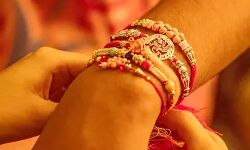 ईसाई स्कूल द्वारा राखियों को कूड़ेदान में फेंकने के बाद विवाद भड़का ईसाई स्कूल द्वारा राखियों को कूड़ेदान में फेंकने के बाद विवाद भड़का