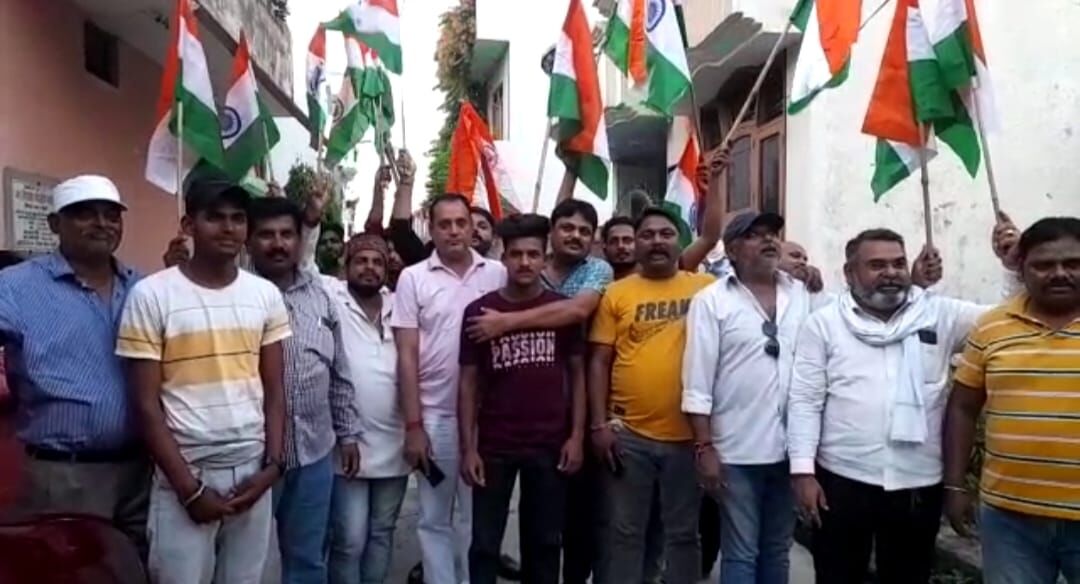 भारत जोड़ो अभियान के तहत कांग्रेस कार्यकर्ताओं ने झंडे किये वितरित