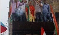 आजादी के जश्न में बाबा के बुलडोजर की छाया- तिरंगा ऐसे लहराया आजादी के जश्न में बाबा के बुलडोजर की छाया- तिरंगा ऐसे लहराया