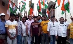 भारत जोड़ो अभियान के तहत कांग्रेस कार्यकर्ताओं ने झंडे किये वितरित