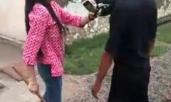 वीडियो हुआ वायरल-महिला शिक्षिका ने अखिलेश पर बरसाई लाठियां