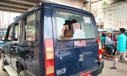 एक्सीडेंट के बाद गुस्साई भीड़ का बवाल-पुलिस की जीप व एंबुलेंस तोड़ी एक्सीडेंट के बाद गुस्साई भीड़ का बवाल-पुलिस की जीप व एंबुलेंस तोड़ी