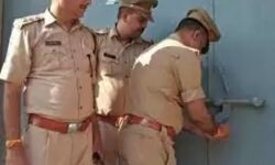 गैंगस्टर की 65 लाख की संपत्ति कुर्क- सील लगते ही मां हुई बेहोश गैंगस्टर की 65 लाख की संपत्ति कुर्क- सील लगते ही मां हुई बेहोश