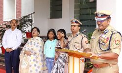 राष्ट्रगान की सुमधुर धुन के बीच डीजी जेल ने फहराया तिरंगा राष्ट्रगान की सुमधुर धुन के बीच डीजी जेल ने फहराया तिरंगा