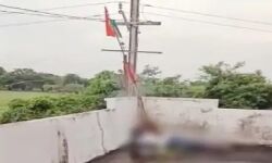 तिरंगा लगाते समय पाइप में ऐसे दौड़े करंट से चली गई युवक की जान तिरंगा लगाते समय पाइप में ऐसे दौड़े करंट से चली गई युवक की जान