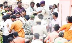 पदयात्रा के दौरान दो राजनीतिक दलों के कार्यकर्ता आपस में भिड़े -कई घायल